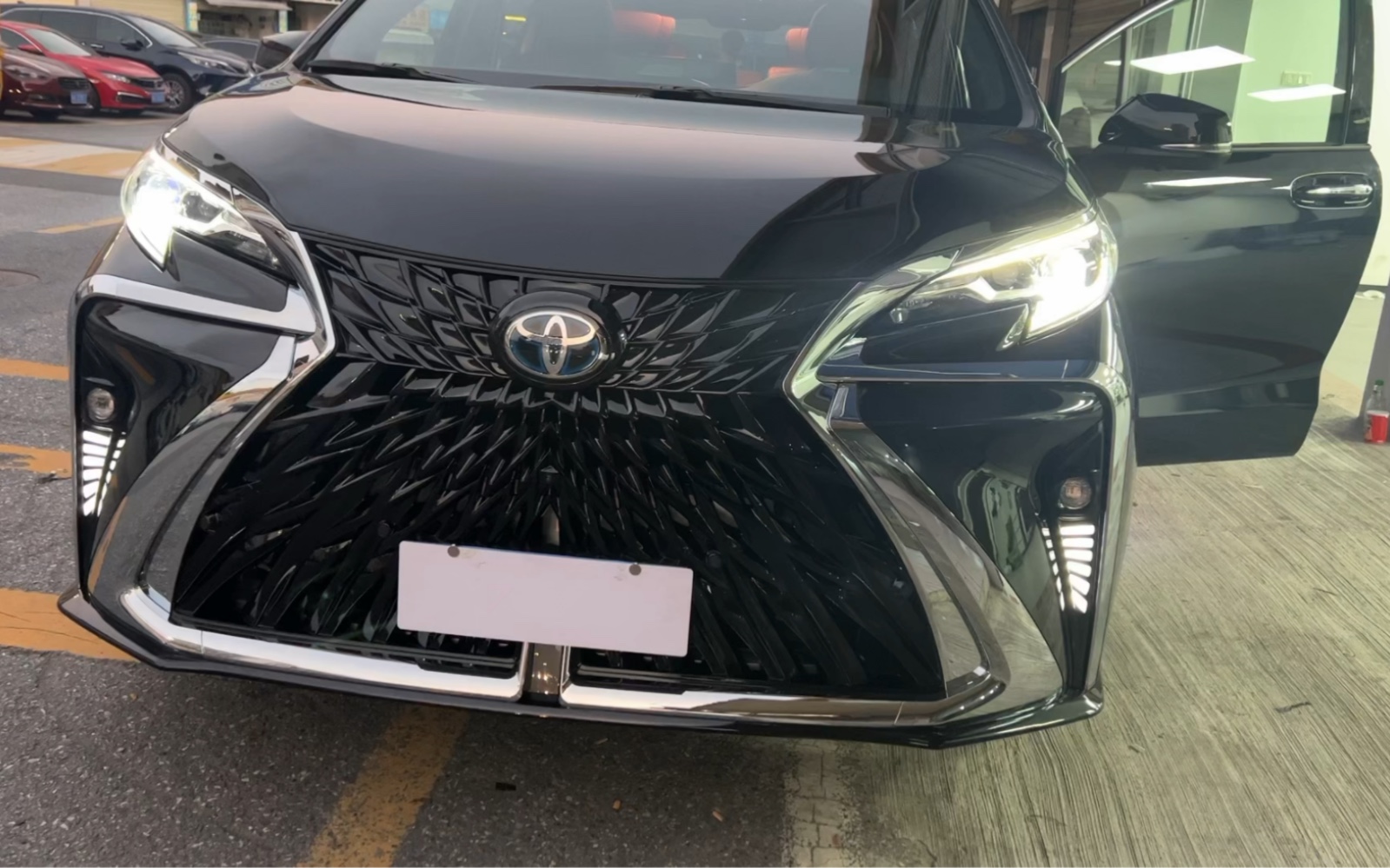 丰田塞纳改装珑行包围黑武士外观波尔多红内饰绝配效果格瑞维亚通装