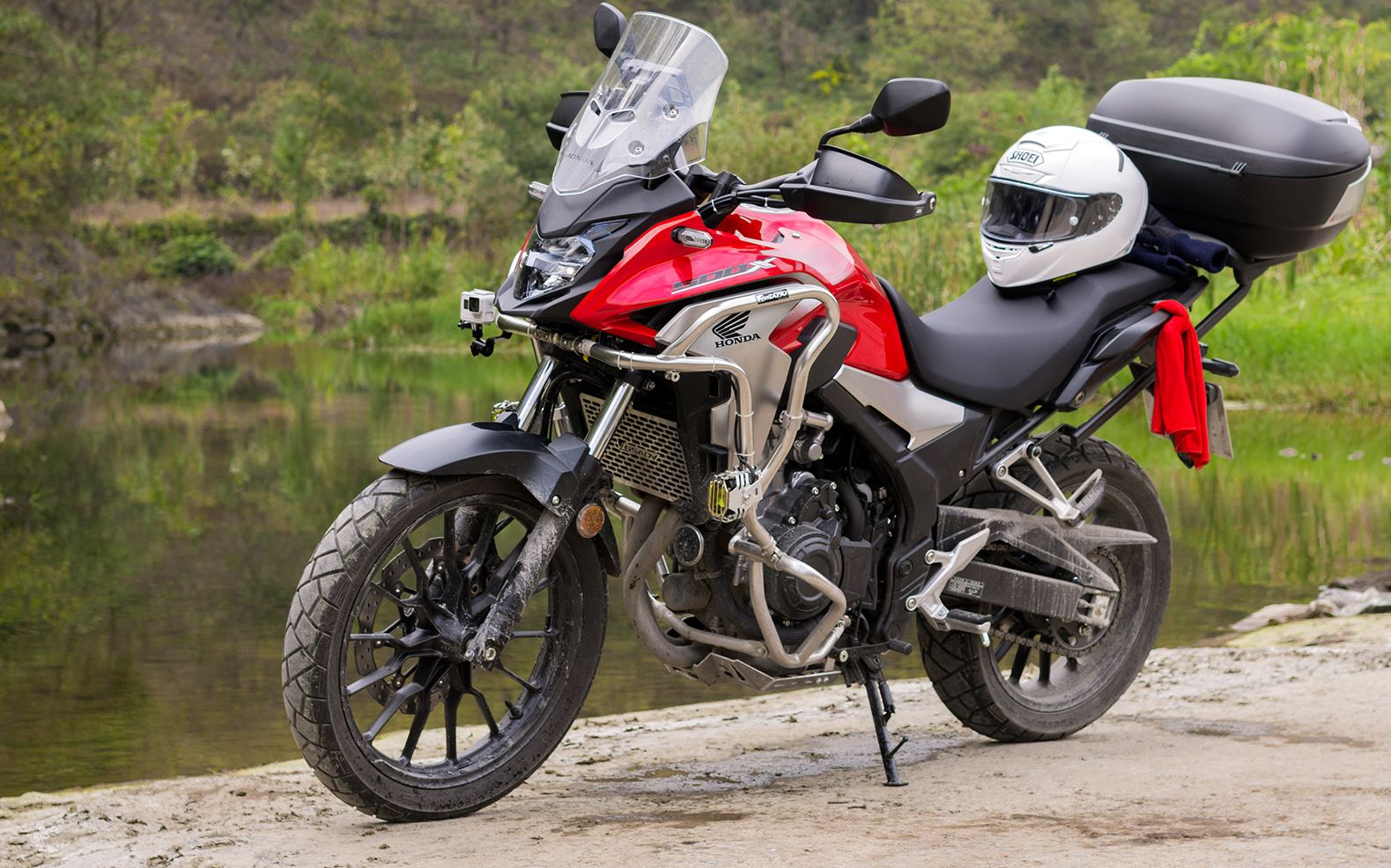 56岁老人利用周末时间骑本田cb500x大排摩托车郊区短途练习准备去西藏