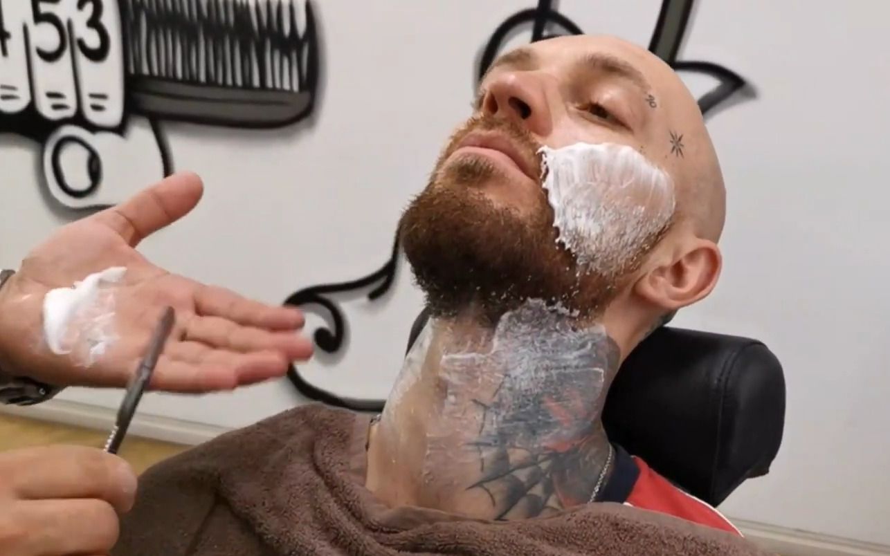 【超治愈】给脖子有纹身的大叔直剃刀剃胡子