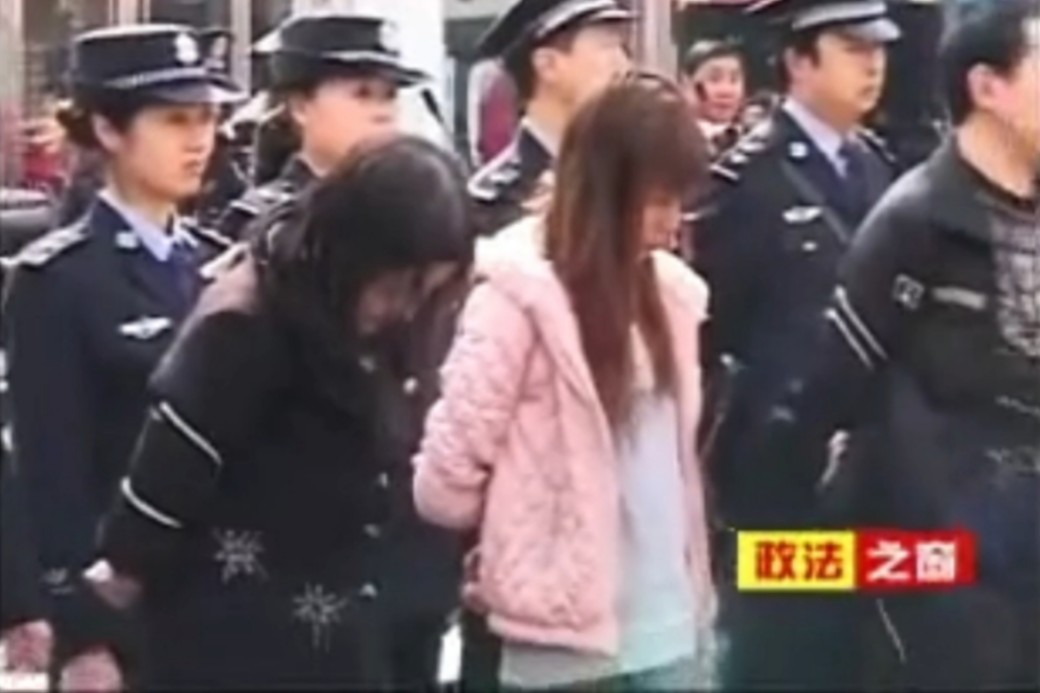 西乡“3.22”凶杀案女嫌疑犯被刑事拘留,五花大绑参加公捕大会哔哩哔哩bilibili