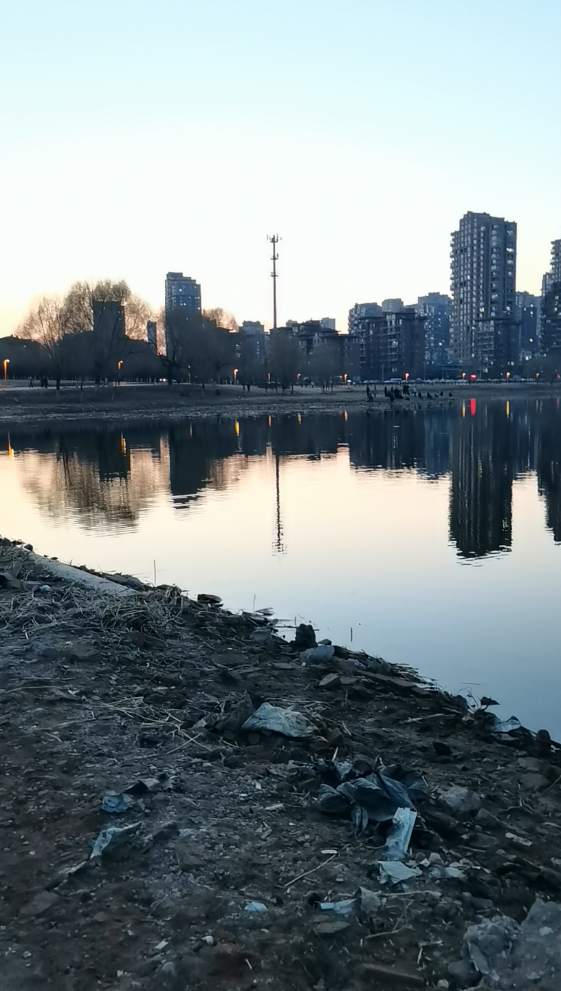 沈阳市沈北新区蒲河人杰湖堤好多人在钓鱼