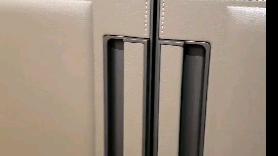 定制奢华皮革软包衣柜门板定制高端皮质柜门欣赏