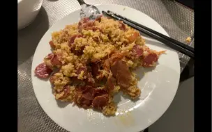 下载视频: 边吃边聊：留学Up羊肉炒饭做成了印度手抓饭将错就错逼自己吃下去竟然发现还不错