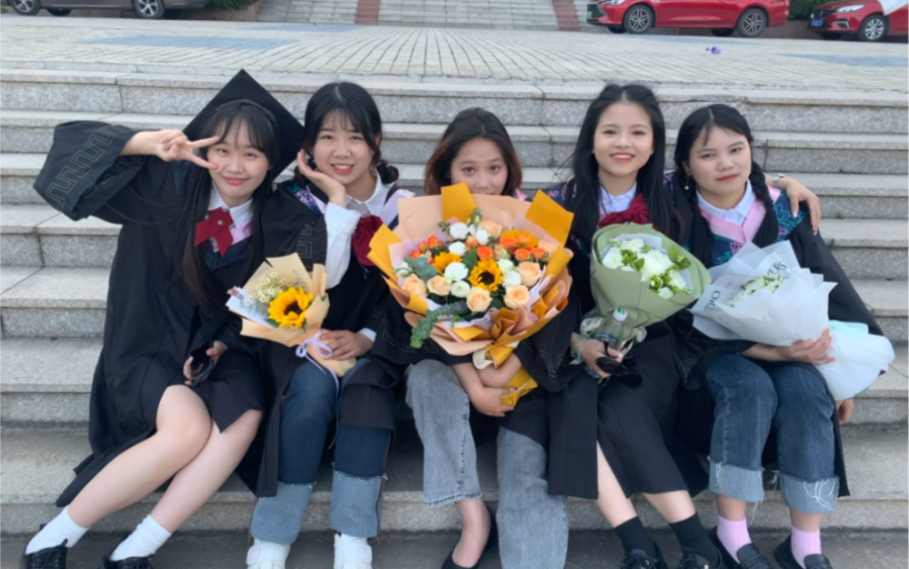 五月摄六月毕,可能是我们班的人都很美好,所以分外的舍不得//毕业合照