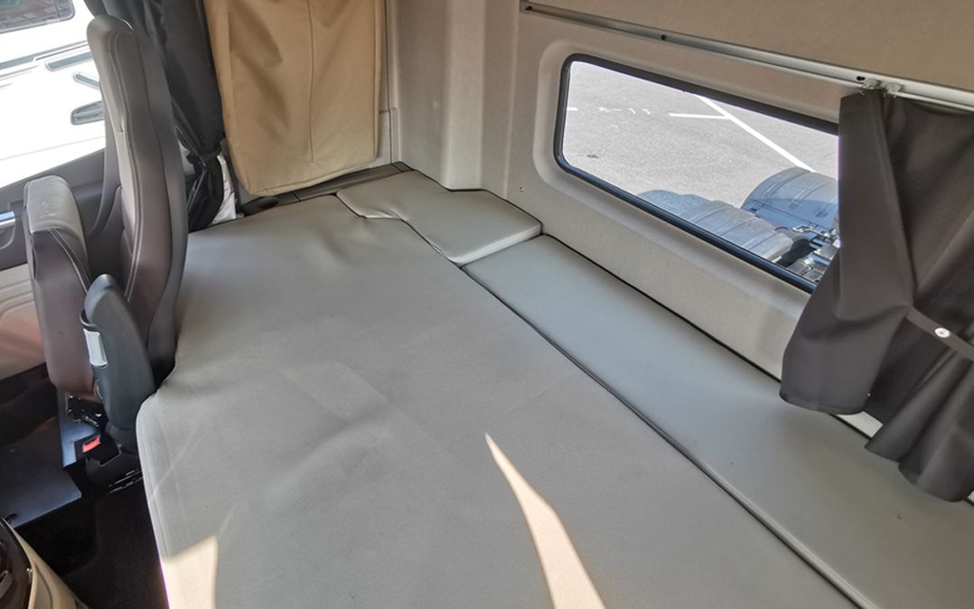 解放jh6牵引车出20版了卧铺可手动拓宽秒变12米双人床