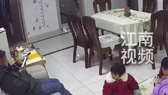 12月25日（采访）江苏苏州，4岁女儿突然对爸爸说感到很难过，因为爸爸一天都没抱过她了。爸爸：对孩子来说一天就是很久