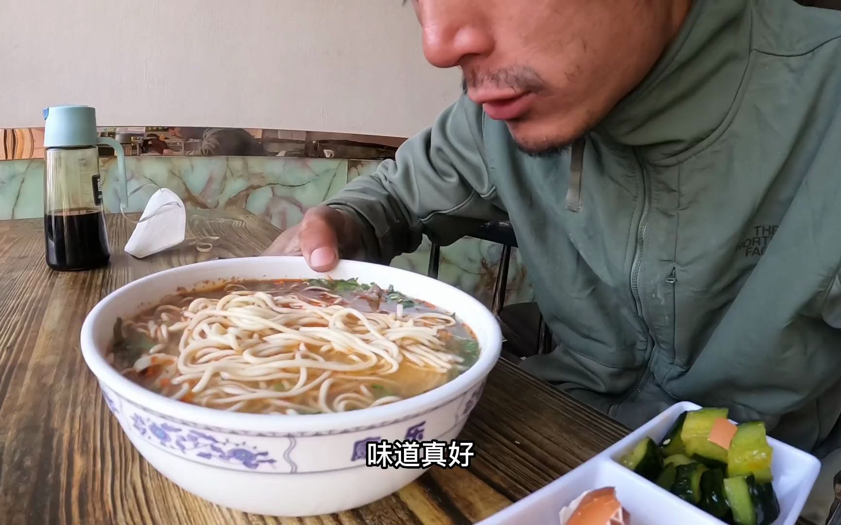 刘伟元：穷游甘肃回到张掖市，入住80豪华酒店洗澡充电，吃上美味纸包虾