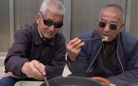 老头拍的视频比精神小伙拍的有意思