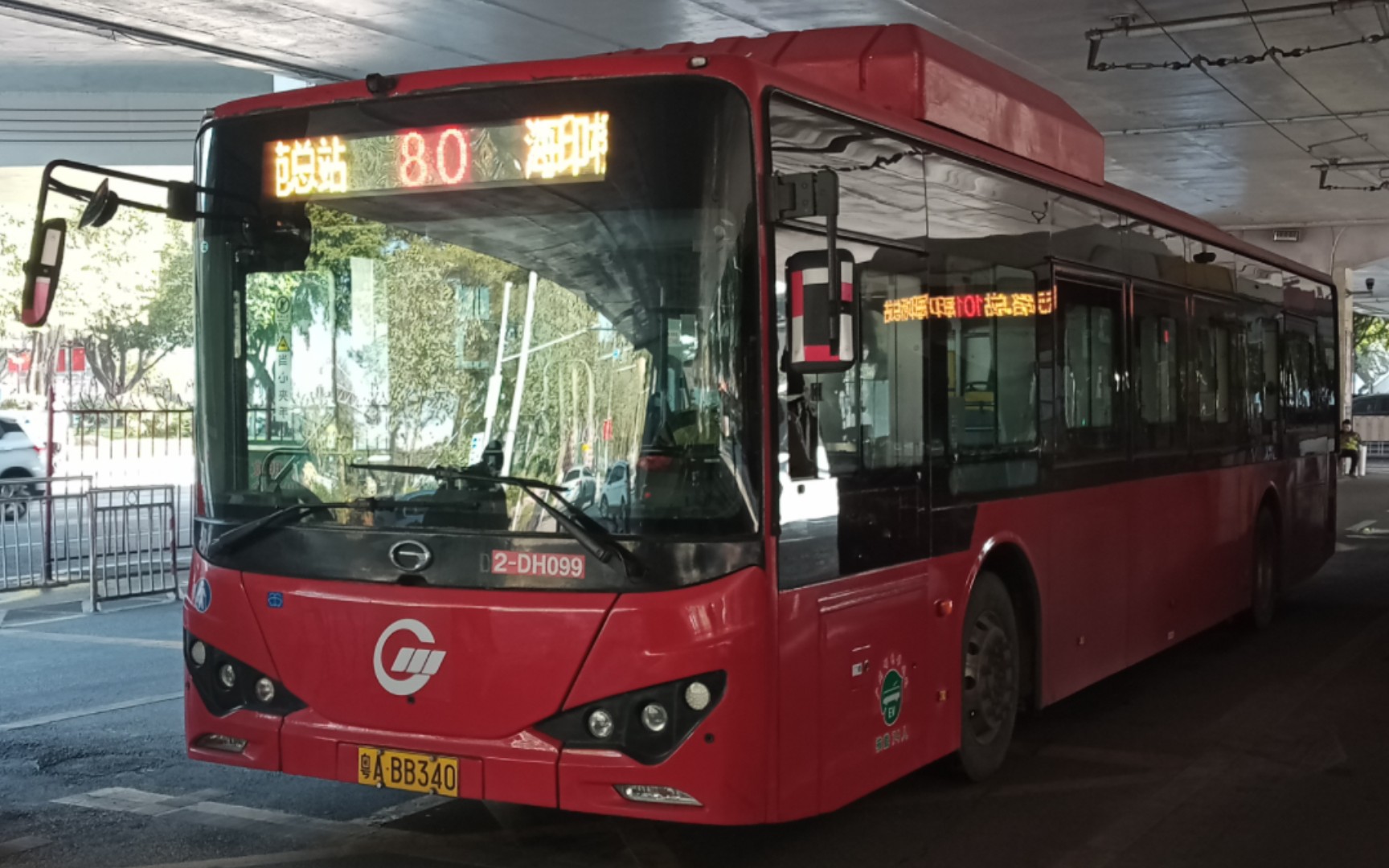 [开年作;在东风路飞到"响警报"的同德围红色闪电]广州公交80路行车