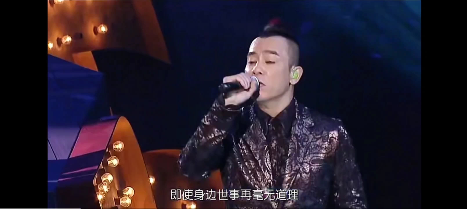 陈小春没有帅气的外表,但他的唱功不错,特别是《相依为命》是我的最爱