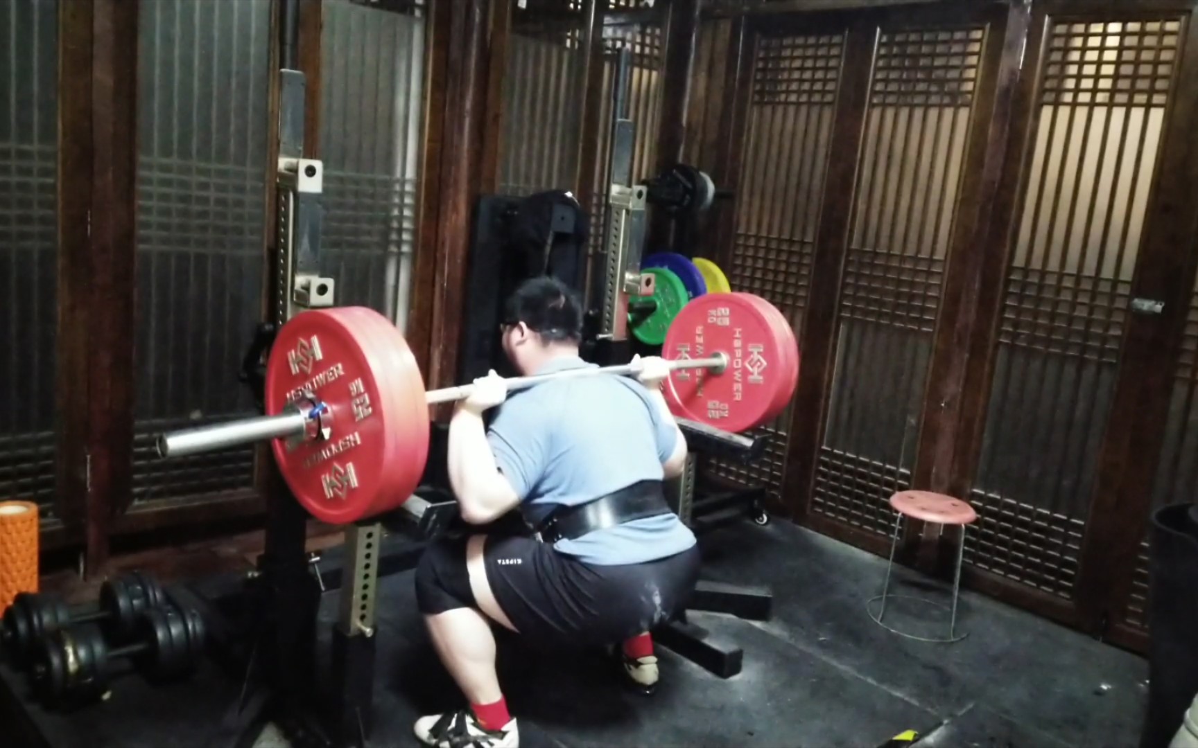 深蹲225kg 2*2,硬拉215kg*2过两周想测个极限,看看春节期间吃好睡好能涨多少.哔哩哔哩bilibili