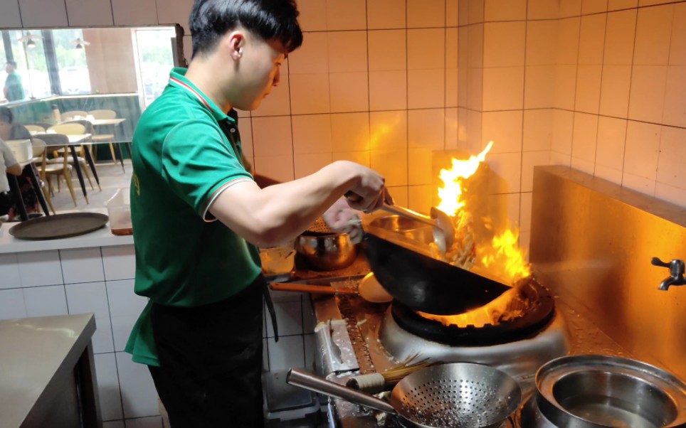 客人点了一道小炒有机花菜,配菜老大主动请缨制作,看看厨艺怎么样哔哩哔哩bilibili