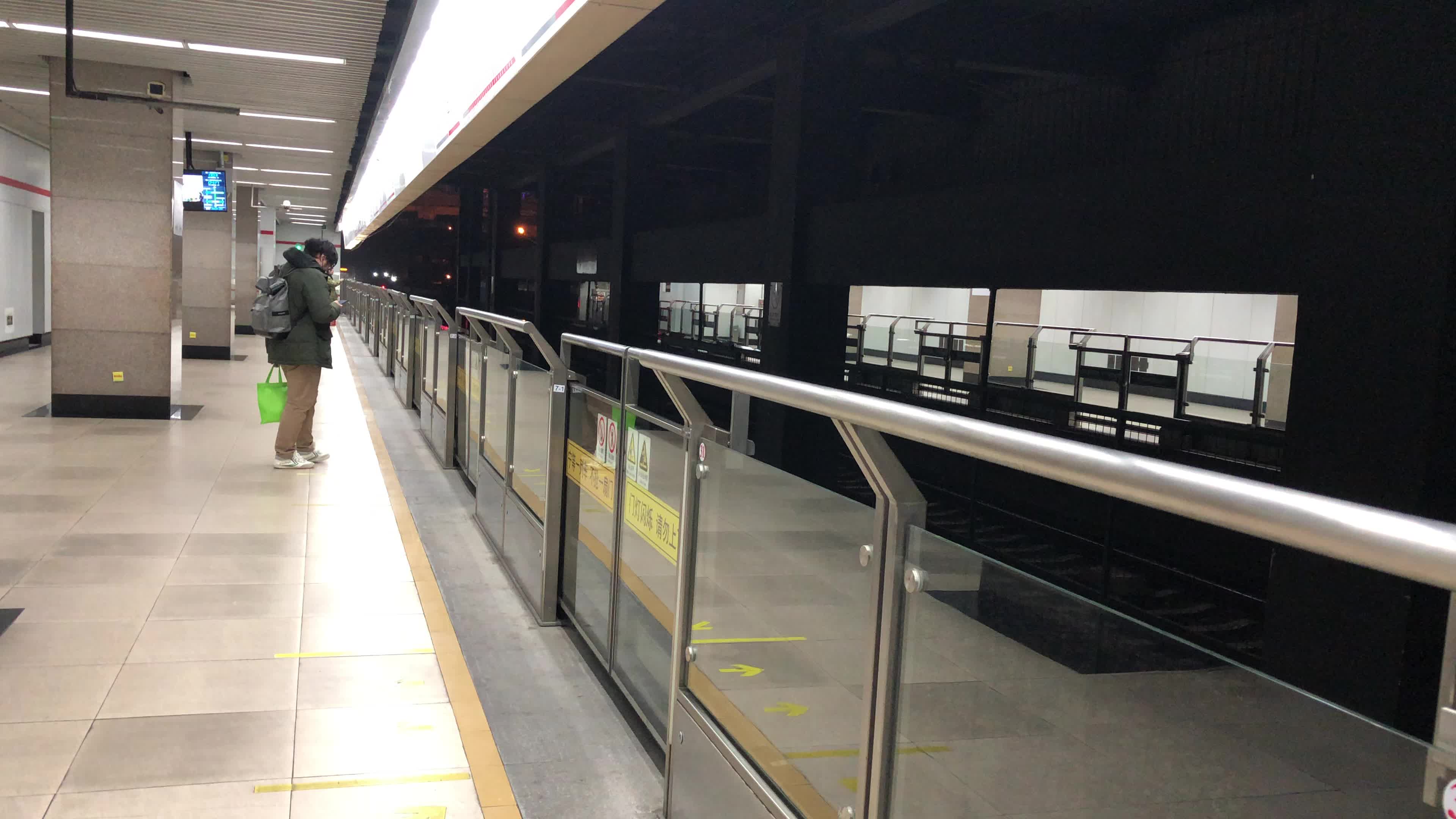 0147号车01a05型电动客车锦江乐园往富锦路方向进站