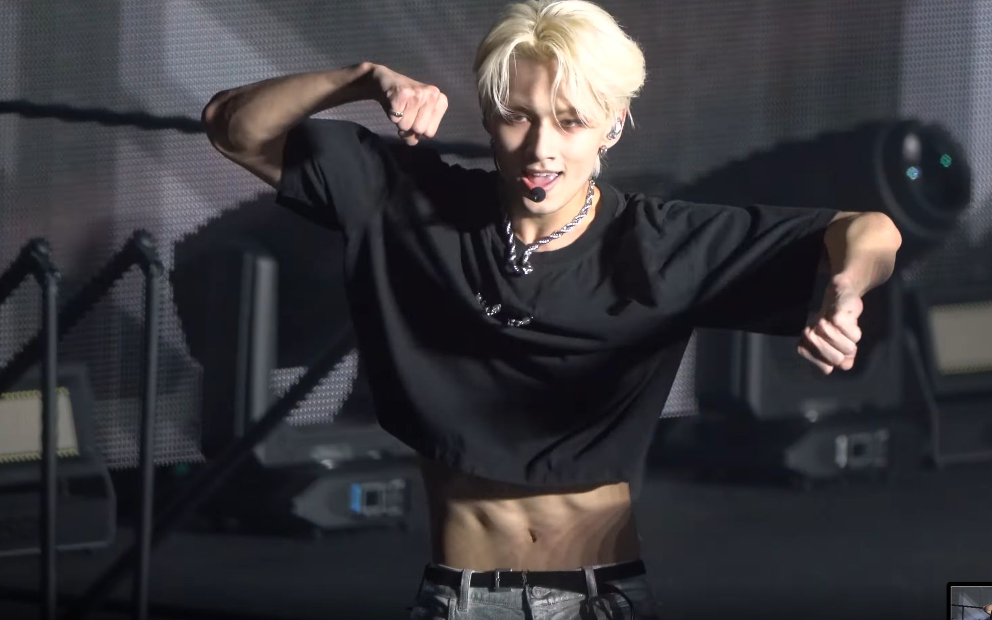 把演唱会变成自己的成人礼巡演的爱豆|甜美的脸和白巧腹肌热辣身材