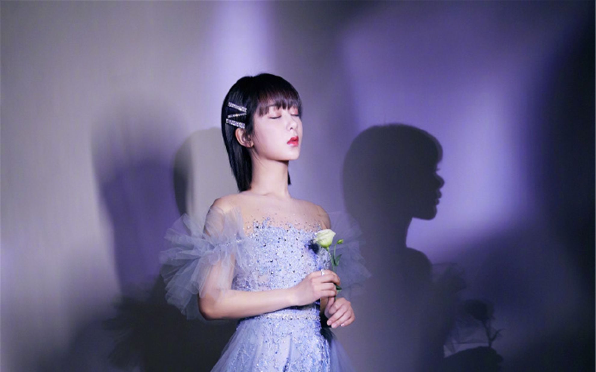 杨紫拍新片路透照曝光,脸蛋很美但多个造型都一言难尽_哔哩哔哩_bili