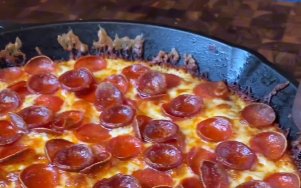 中间松软边缘酥脆的帕帕罗尼铁盘披萨