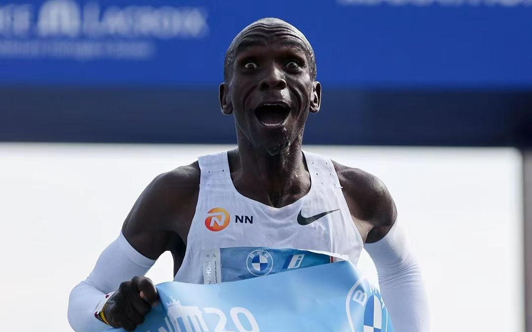 2小时1分9秒 基普乔格破世界纪录夺冠 用beyond"海阔天空"纪念