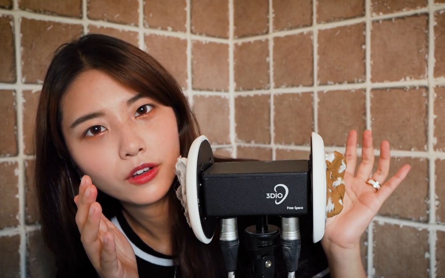 【耳音 助眠 催眠 自发性知觉经络反应】韩国小姐姐suna 去除耳朵上的