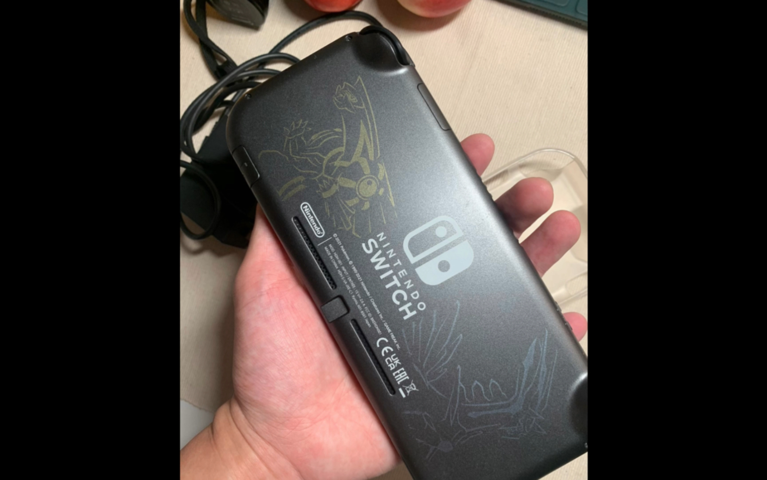 switch lite 珍珠钻石限定港版800出机子,然后还有3个卡带,塞尔达