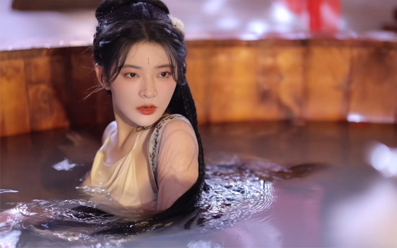 有人碰瓷碰到水里来啦 可是她有点可爱诶【杨伊墨杨馥羽】