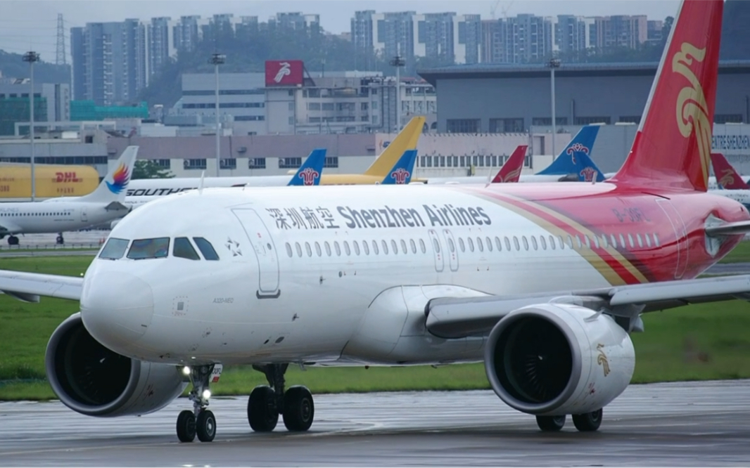 深圳航空a320雨后起飞