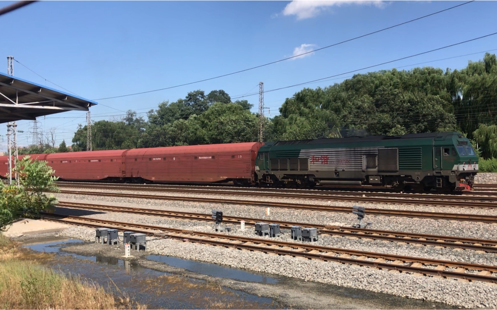 沈山线于洪站内燃机车牵引的jsq6型凹底双层汽车运输专用车发车沈局苏