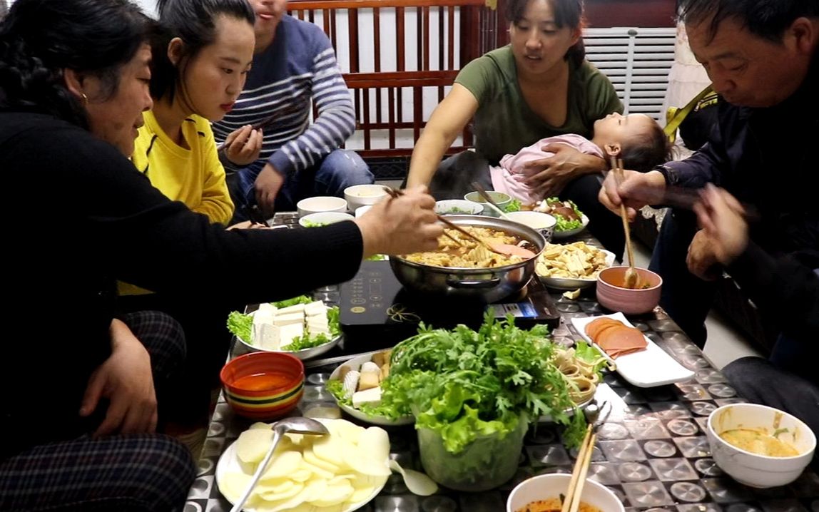 国庆与其出去看人山人海,不如陪家人坐一起吃火锅