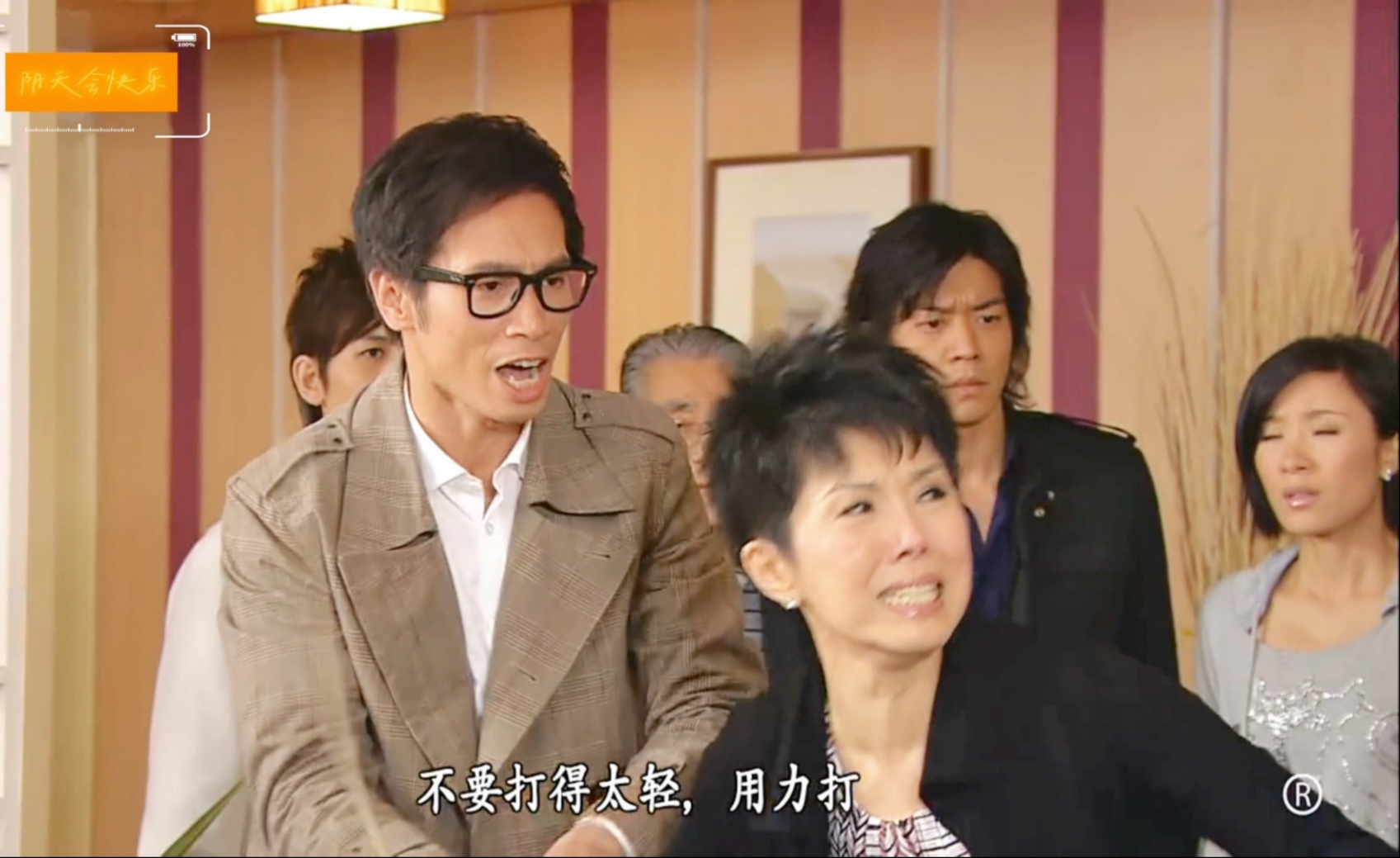 【家好月圆】第198part:名场面“Sa姨教女,拿藤条FIT叉烧嘉美”!憨居圆才知道自己戴绿帽子做便宜老豆!陈豪叫Sa姨“唔好打,唔好打得咁 ...