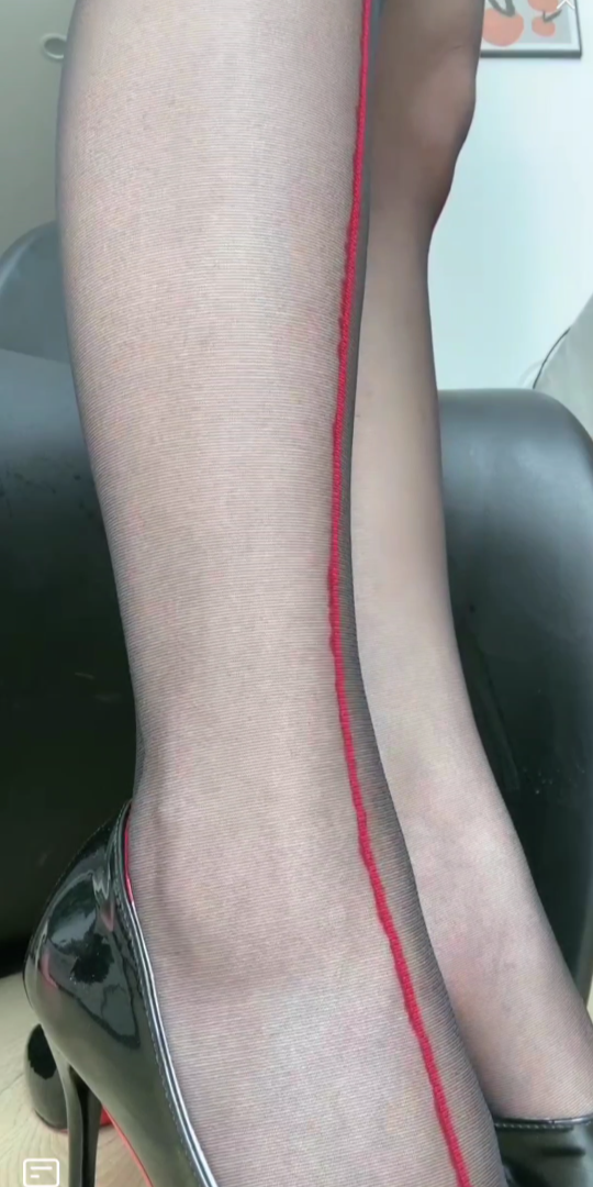 柒柒学姐 十字线黑丝红底高跟 踩死你