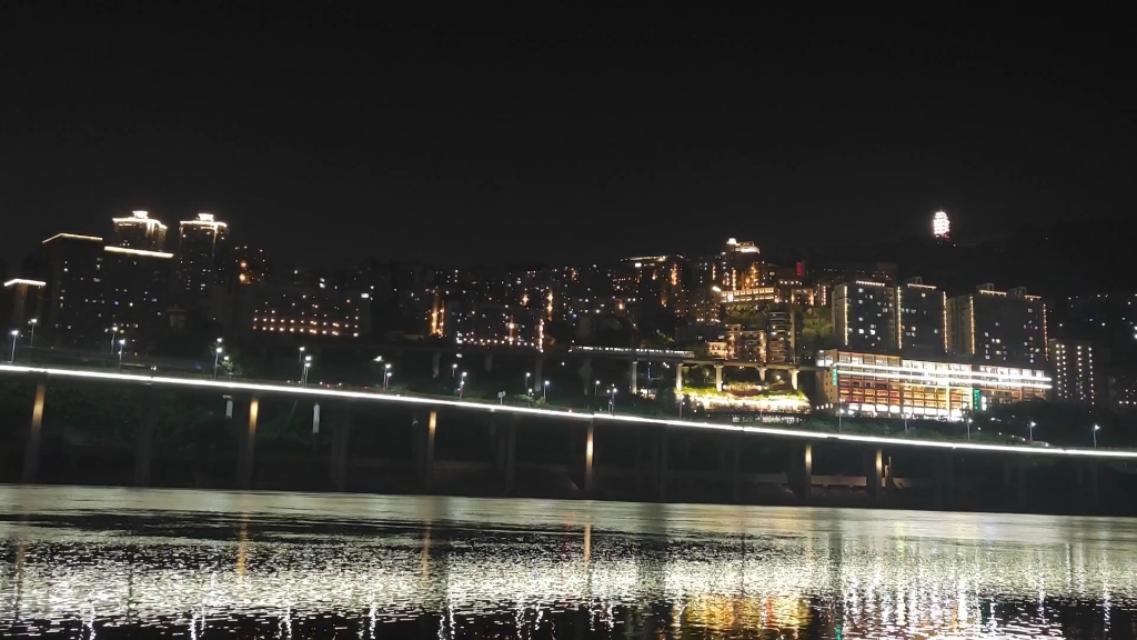 鎏嘉码头外的灯火渝中,有穿行的轻轨哦