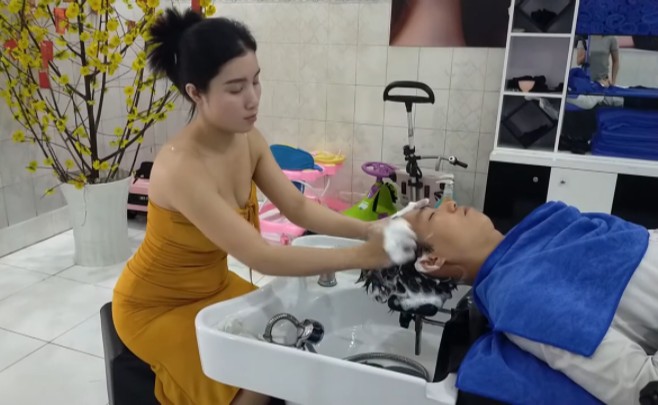 越南理发店美女洗头