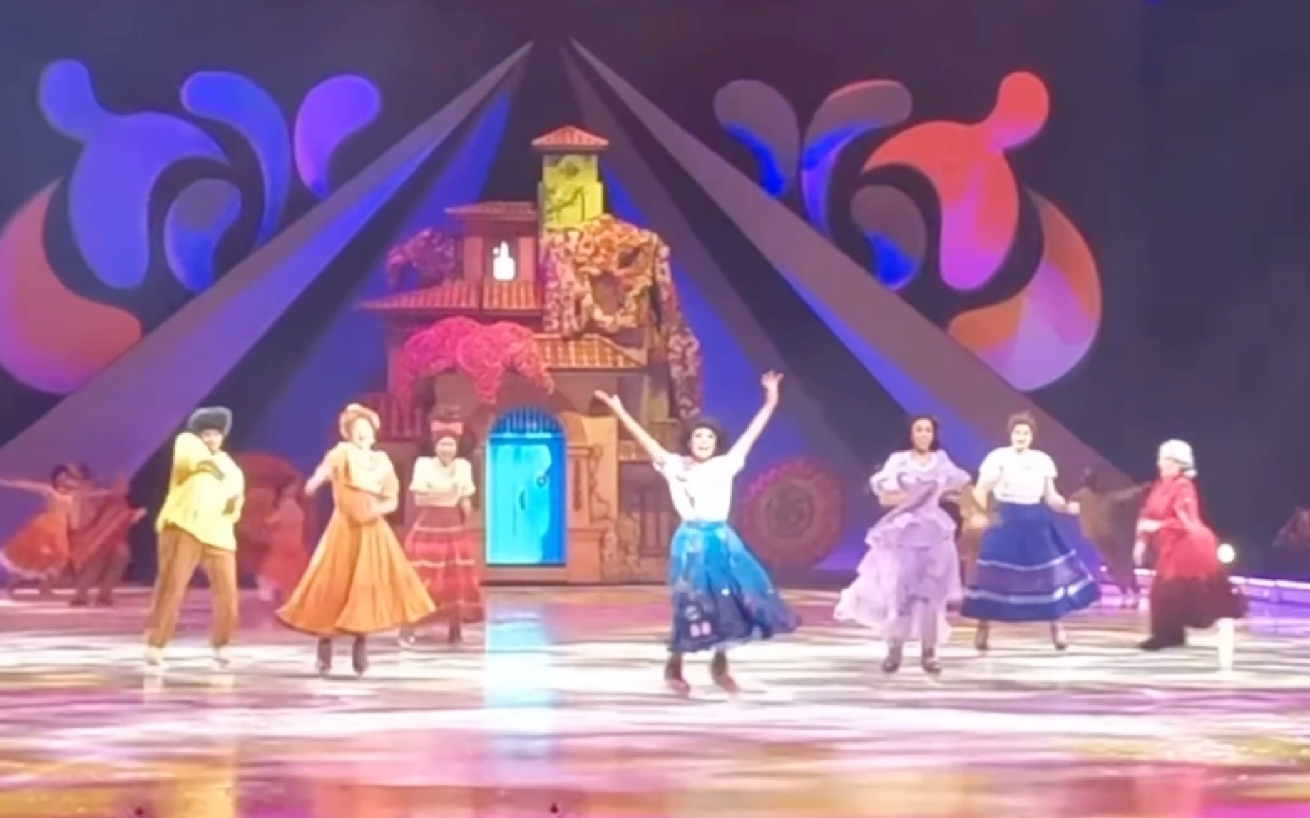 [图]【搬运｜魔法满屋Encanto】花样滑冰与音乐剧的完美结合｜Disney On Ice