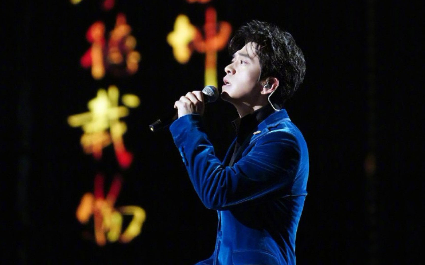 天行健君子以自强不息地势坤君子以厚德载物李健君子行经典咏流传