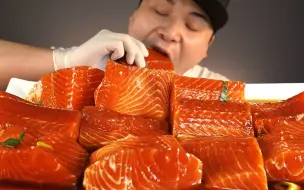 Video herunterladen: 【ddeonggae】“偷饭贼”大块酱油腌三文鱼 吃播 Eating Sounds