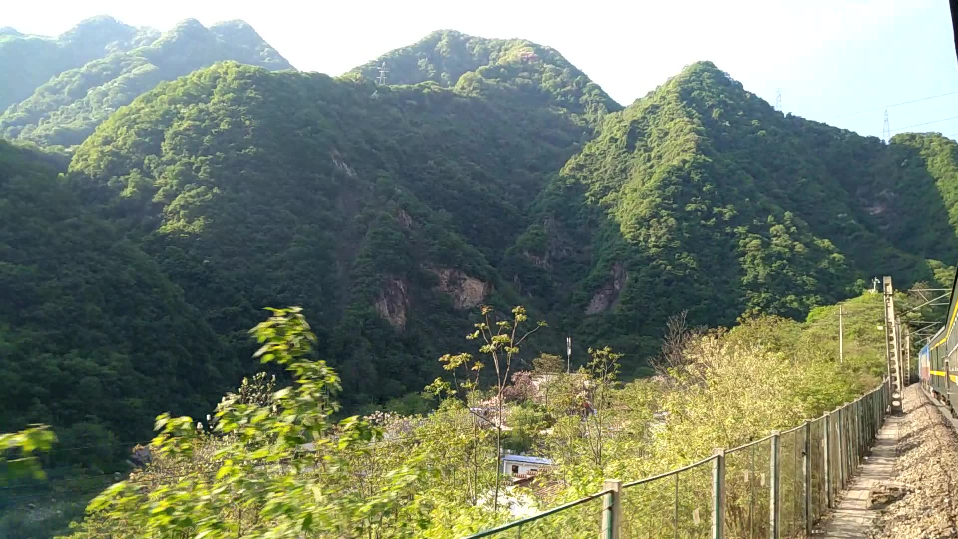 看看什么是蜀道难!宝成线绿皮车6063次穿越著名的秦岭观音山展线录像