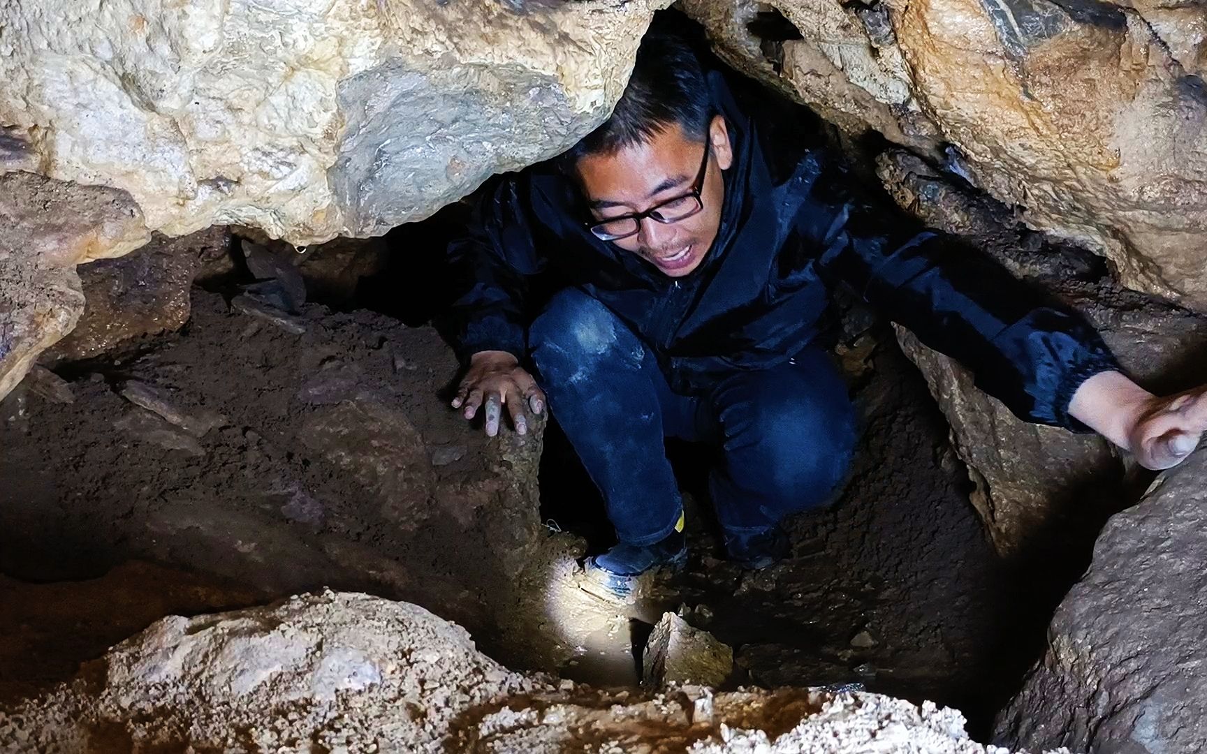 山西1900年古寺,发现文殊菩萨闭关的山洞,深不见底,进去吓得人腿软!哔哩哔哩bilibili