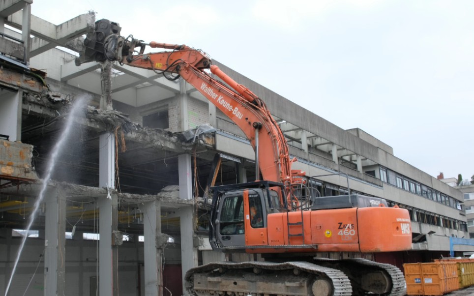 日立460lch挖掘机拆除建筑