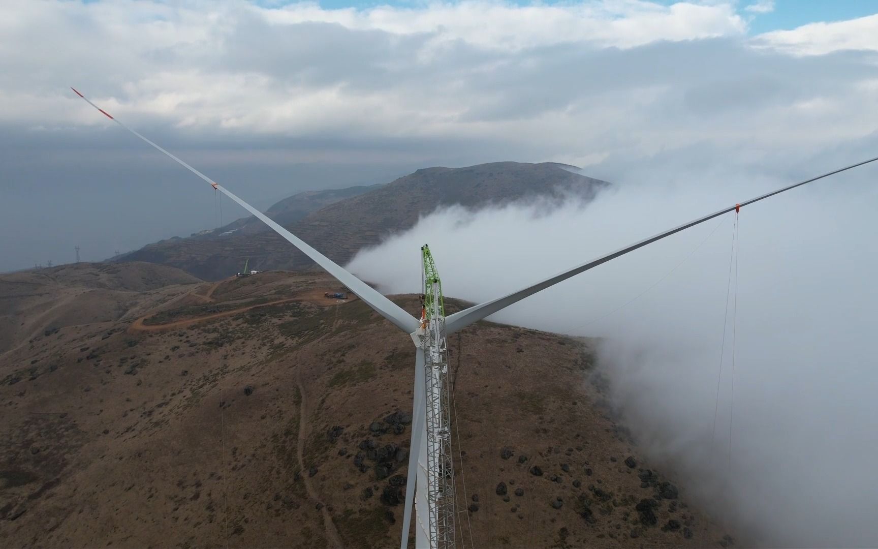 我国单机容量最大高原山地风机吊装成功!中国安能二局叶轮直径191米的高原山地风机在云南巨龙梁风电项目(一期)工程中成功吊装(徐迎华、熊增生)...