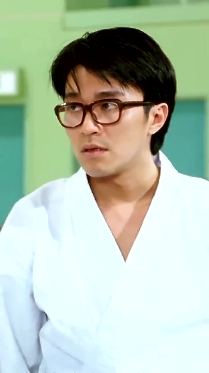 突然发现星爷带起眼镜也好靓啊