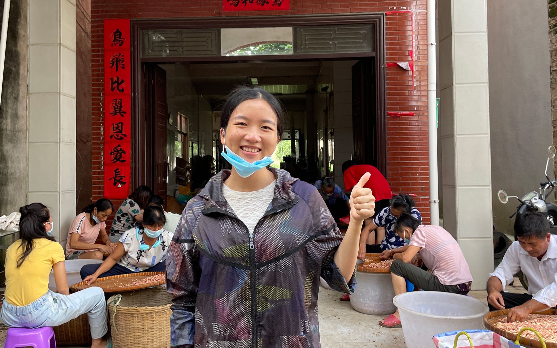 阿旺家榨油坊生意火爆,小两口齐心协力榨4000斤,一天赚1600哔哩哔哩bilibili