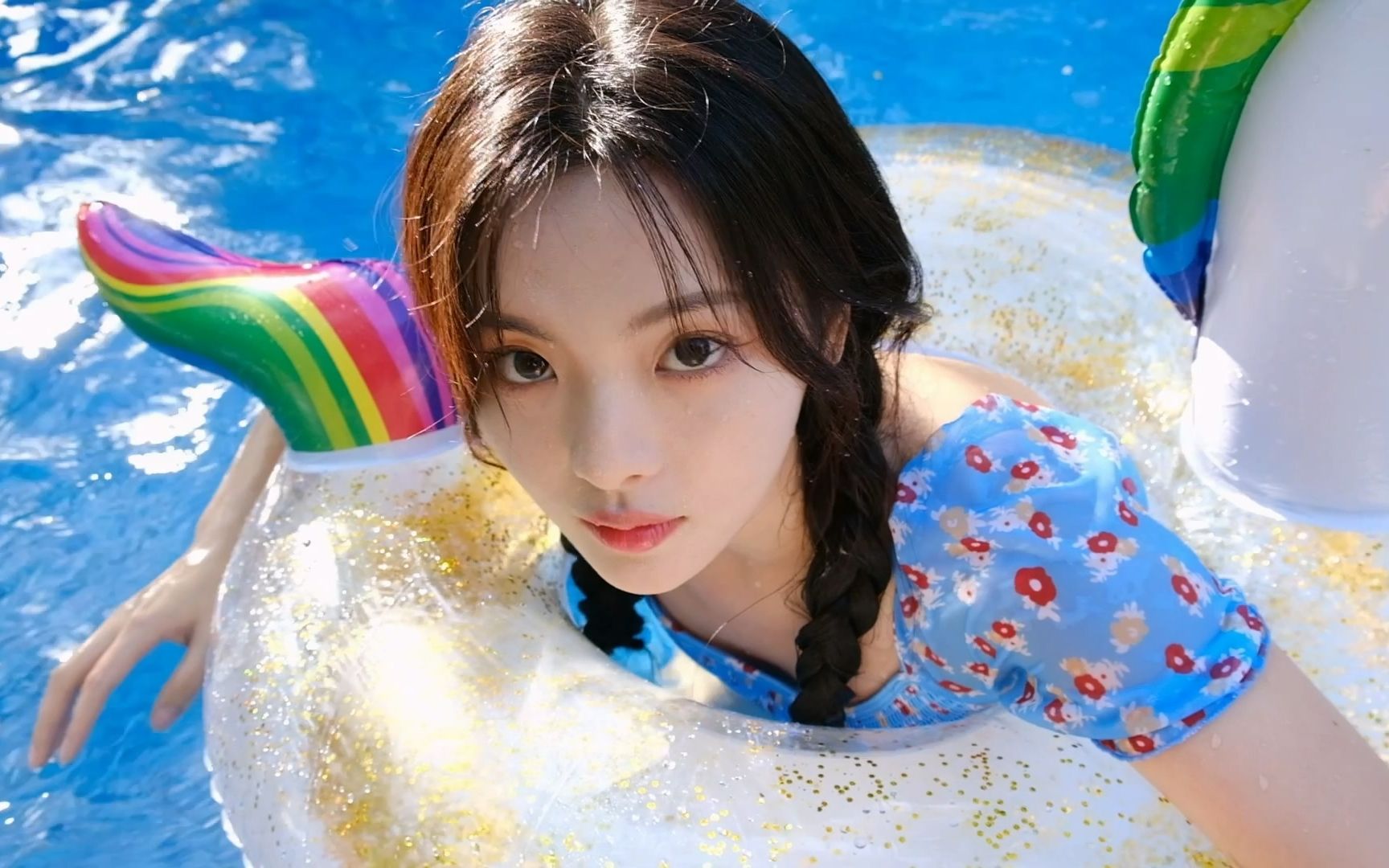 杨超越泳池戏水狗刨 三亚度假写真工作室花絮