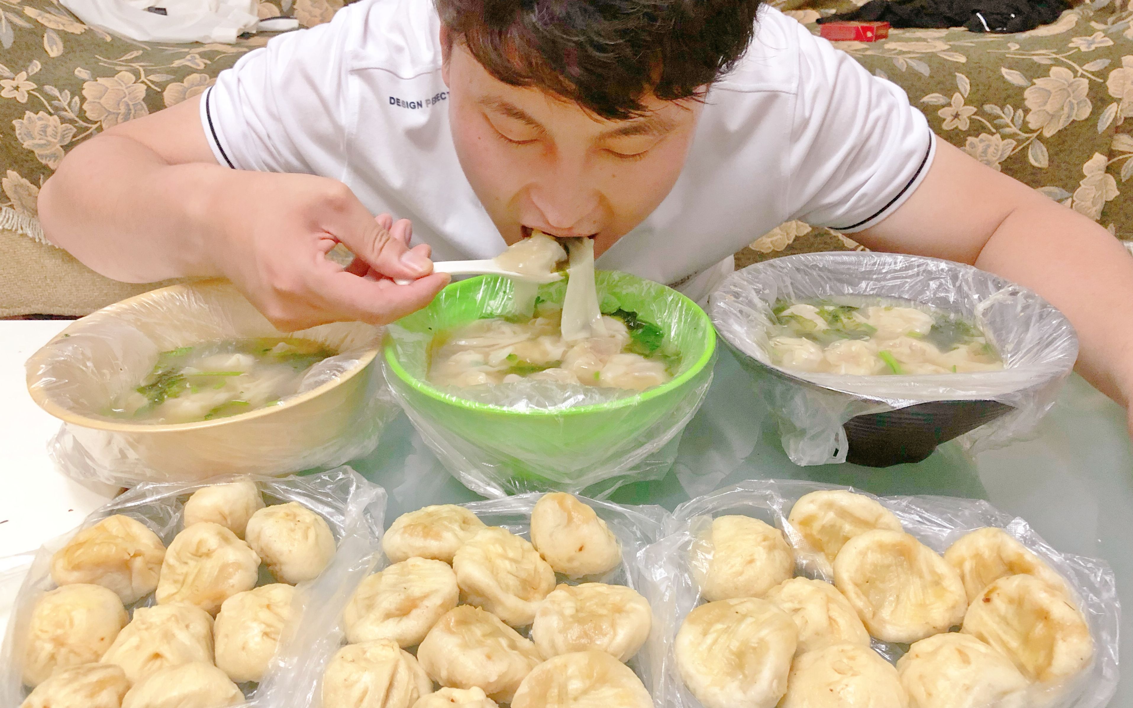 大军吃宵夜,连吃3大碗馄饨,再来26个小笼包,真过瘾