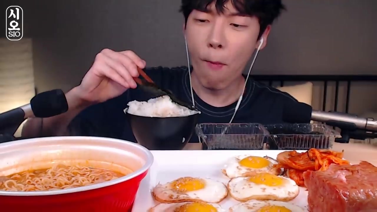 韩国帅气精神小伙吃播,看看吃的都是啥!