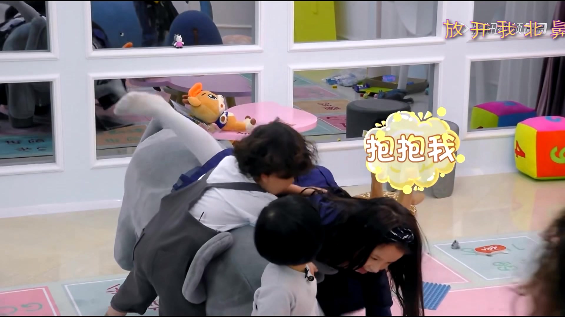 放开我北鼻第三季豪豪变身reina小迷弟直接挂在reina身上不肯下来