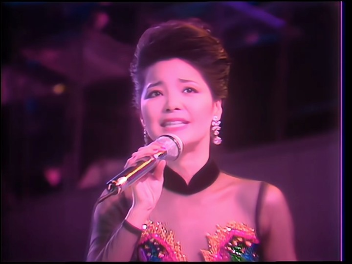 高清修复live】邓丽君演唱黄梅调歌曲《郊道》(1984十亿个掌声演唱会)