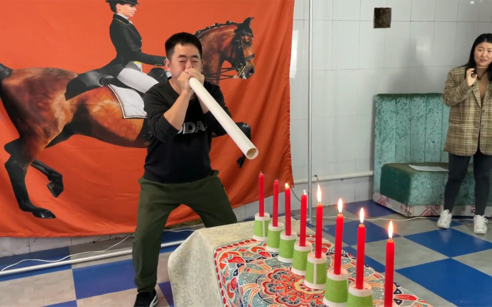 奇葩赛之竹筒吹蜡烛,现场爆笑不断!等你来挑战!_哔哩哔哩_bilibili