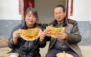 Video herunterladen: 河南传统美食菜馍，外焦里嫩，地道家乡味，一口馍一口菜，香得很