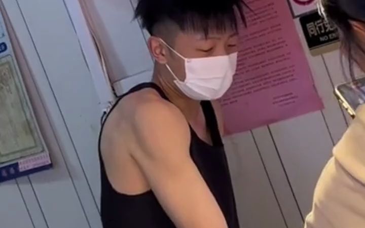 淄博网红鸭货小哥遭女游客上手摸身体!哔哩哔哩bilibili