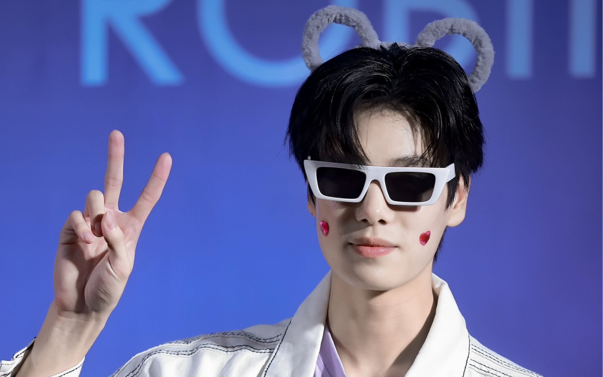 谁不想为陈普明伟大的脸戴上可爱的耳朵和墨镜呢