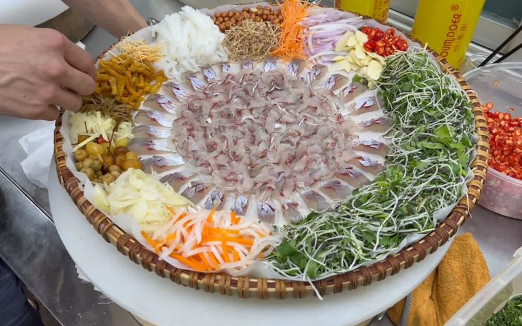 快看广西人怎么吃鱼,全程不用开煤气动火,8分钟就可以上桌开吃